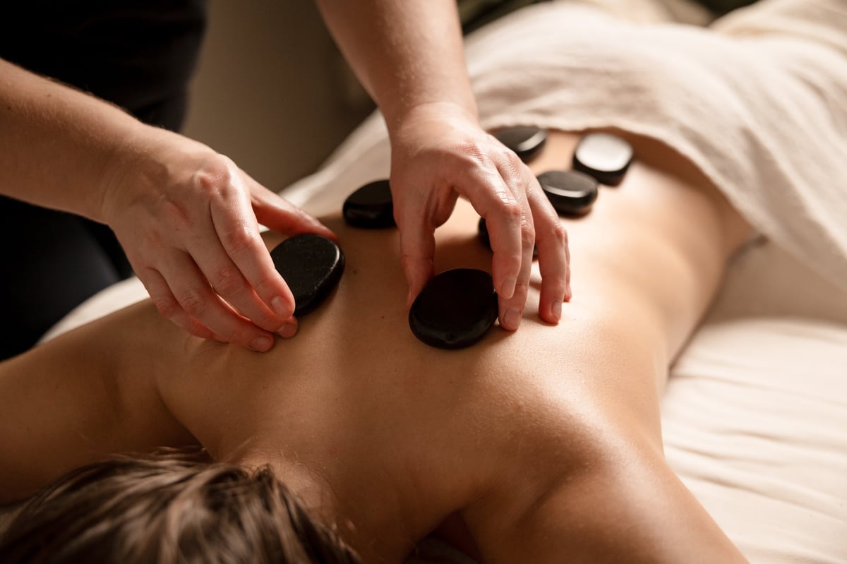 Terapia de piedras calientes en Köu Clinique